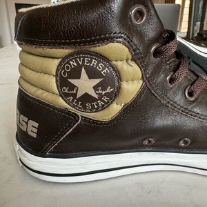 Converse men’s brown leather sneaker boots size 10, uses but in good condition.